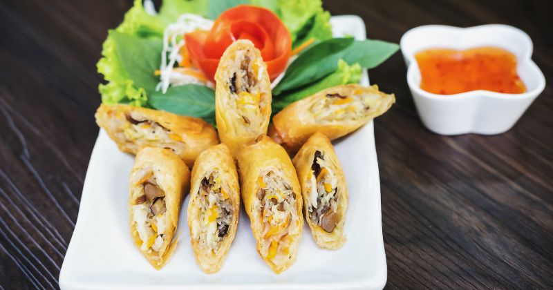 Các mẹ nên đa dạng thực đơn để hấp thu được nhiều dưỡng chất (Ảnh: Sưu tầm Internet)