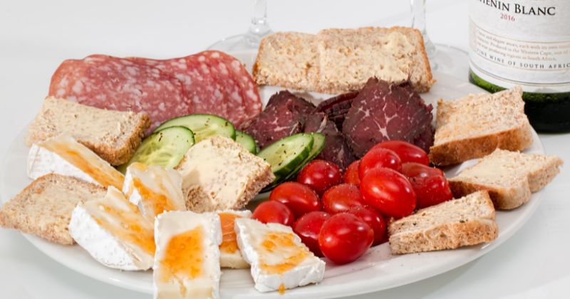 Phụ nữ sau sinh mổ 1 tháng nên ăn thực phẩm giàu protein ( Ảnh: Sưu tầm Internet)