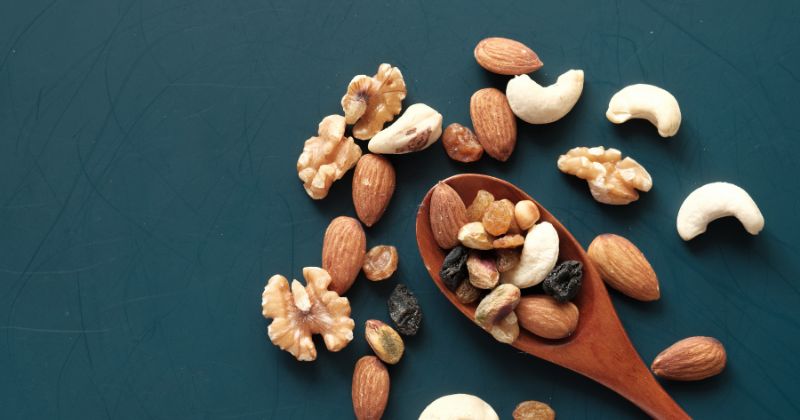 Sau sinh nên thường xuyên ăn các loại hạt dinh dưỡng (Ảnh: Sưu tầm Internet)