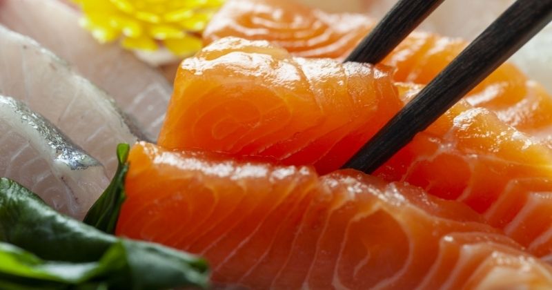 Ăn sashimi không tốt cho mẹ sau sinh đang ở cữ (Ảnh: Sưu tầm Internet)