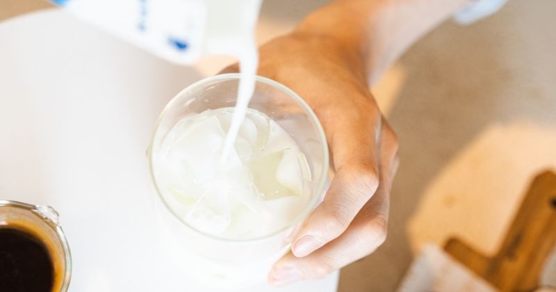 Mẹ sau sinh chỉ nên uống tối đa 2 lý sữa Ensure mỗi ngày (Ảnh: Sưu tầm Internet)