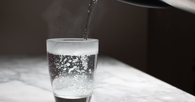 Pha sữa bằng nước ấm 70 đến 80 độ là tốt nhất (Ảnh: Sưu tầm Internet)