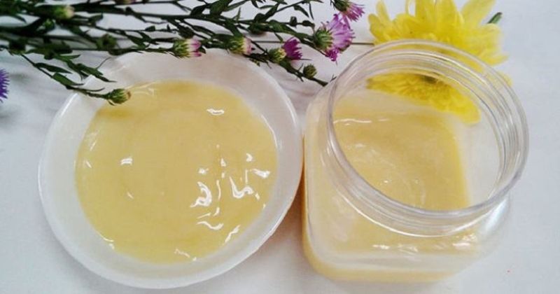 Sữa ong chúa có màu vàng nhạt, hơi sệt sệt giống bơ (Ảnh: Sưu tầm Internet)