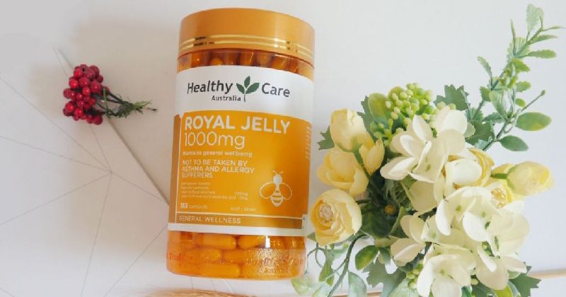 Uống viên uống sữa ong chúa (Ảnh: Sưu tầm Internet)