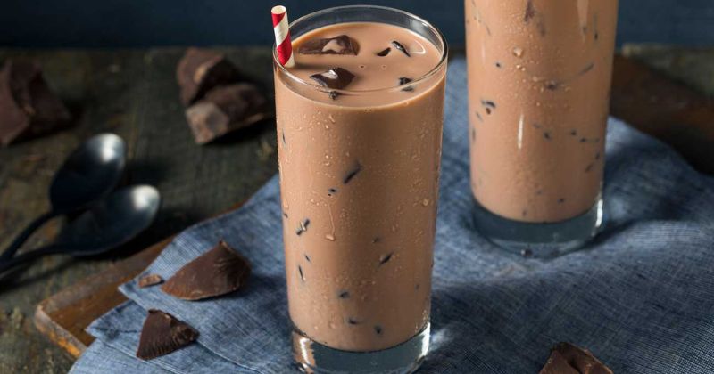 Mẹ sau sinh nên hạn chế uống sữa socola (Ảnh: Sưu tầm Internet)