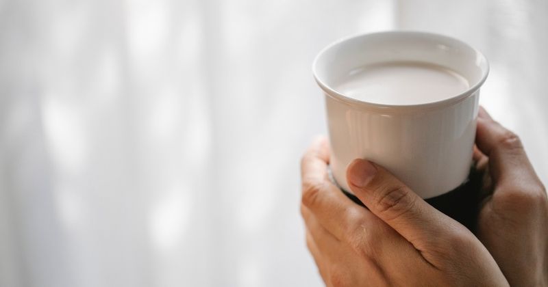 Sau sinh mổ mẹ có thể yên tâm uống sữa tươi (Ảnh: Sưu tầm Internet)