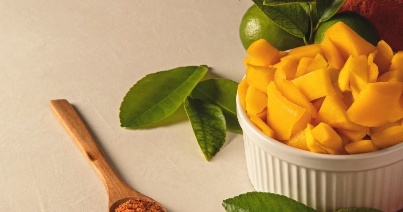 Mẹ sau sinh ăn xoài tốt cho sức khỏe của mắt (Ảnh: Sưu tầm Internet)