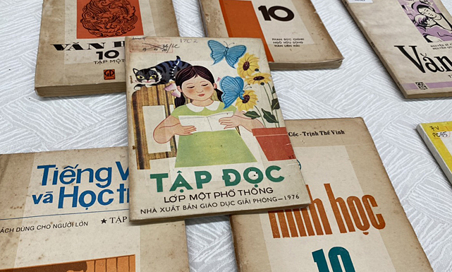 Giúp bé làm quen với các bộ sách khác nhau. (Ảnh: Sưu tầm internet)