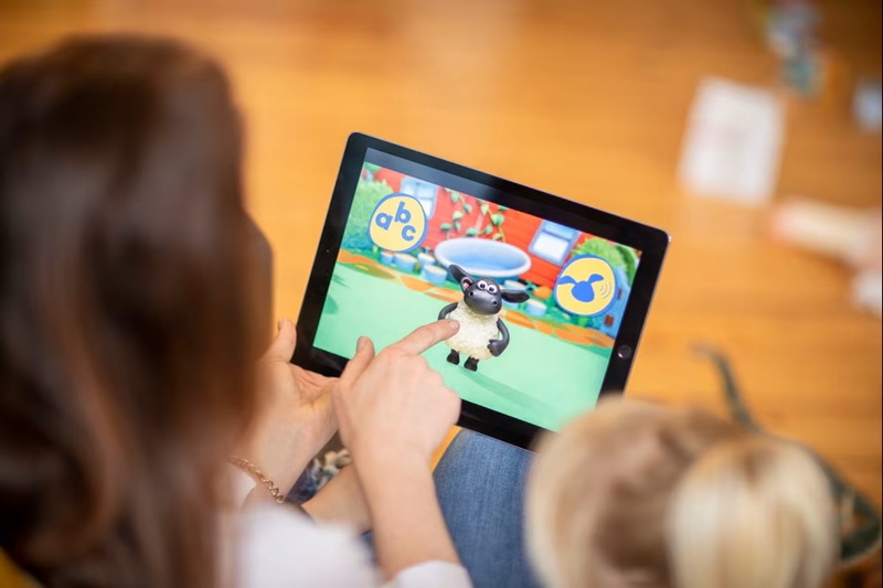 Enhance language absorption with shadowing. (Image: Collected from the internet)