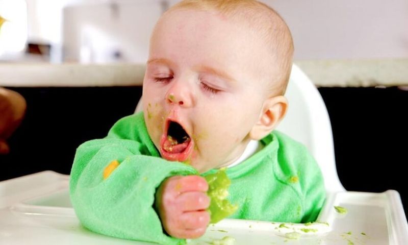 Trẻ bị hóc đồ ăn có những biểu hiện gì. (Ảnh: Nguồn Internet)