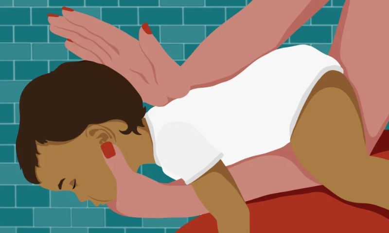 Biện pháp vỗ lưng cho trẻ. (Ảnh: Nguồn Internet)