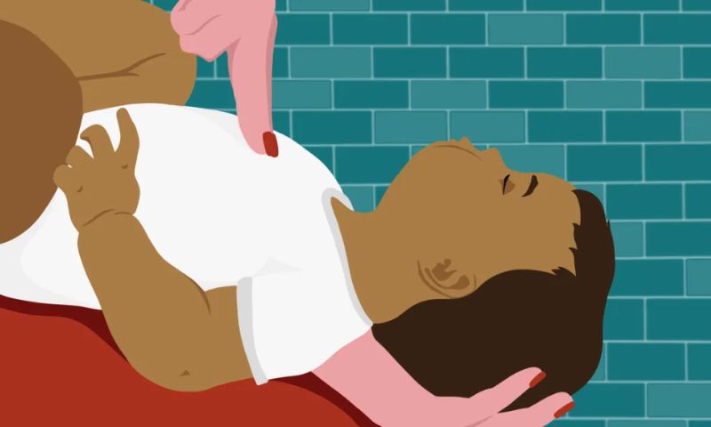 Biện pháp ấn ngực khi trẻ bị hóc sặc. (Ảnh: Nguồn Internet)