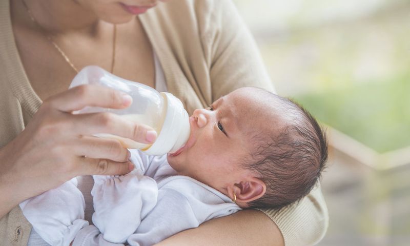 Lưu ý khi cho trẻ bú đề phòng hóc sặc