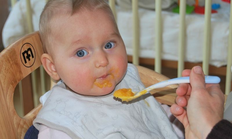 Đề phòng trẻ bị hóc sặc khi ăn. (Ảnh: Nguồn Internet)