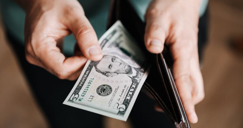 Áp lực tài chính (Ảnh: Sưu tầm Internet)