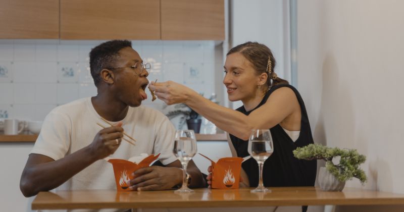 Chia sẻ giúp ba mẹ tránh bị sốc tâm lý khi sinh con (Ảnh: Sưu tầm Internet)