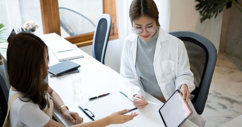 Mẹ nên đến gặp bác sĩ thăm khám để khắc phục được tình trạng stress nhanh chóng (Ảnh: Sưu tầm Internet)