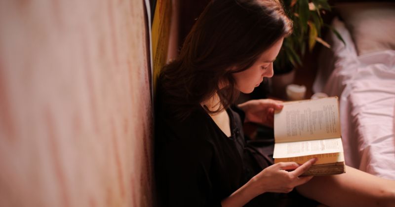 Đọc sách sau khi sinh giúp giảm stress hiệu quả (Ảnh: Sưu tầm Internet)