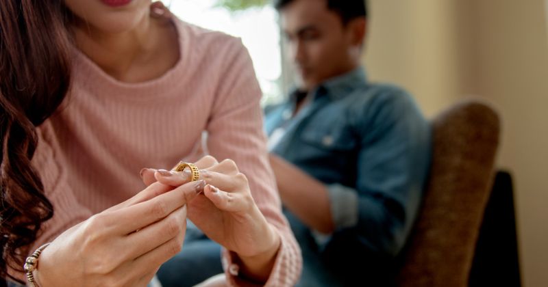 Mẹ bị stress sau sinh mổ kéo dài có thể khiến không khí gia đình trở nên căng thẳng (Ảnh: Sưu tầm Internet)