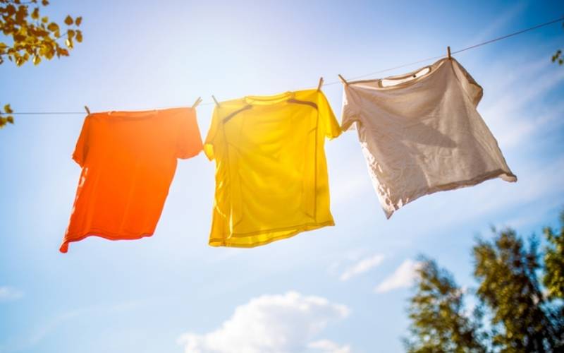 Phơi quần áo nhanh khô hơn nhờ nắng và gió. (Ảnh: Sưu tầm Internet)