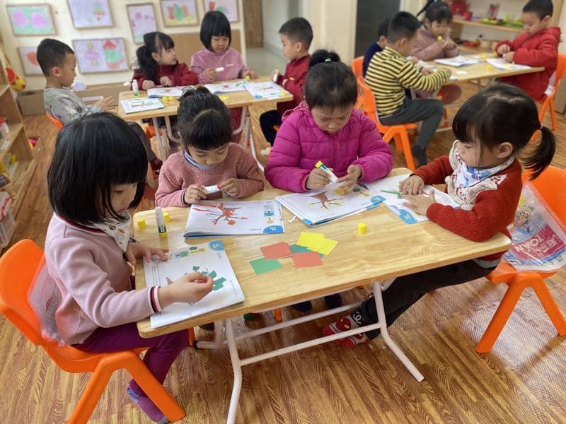 Khuyến khích trẻ tham gia vào hoạt động xã hội hoặc CLB. (Ảnh: Internet)