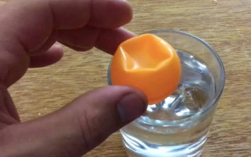 Bóng bàn có thể phồng lên khi nhúng vào nước. (Ảnh: Sưu tầm Internet)