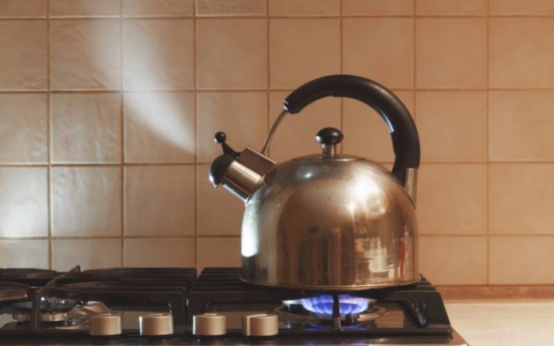 Nước sôi 100°C sẽ có hiện tượng bốc hơi nước. (Ảnh: Sưu tầm Internet)