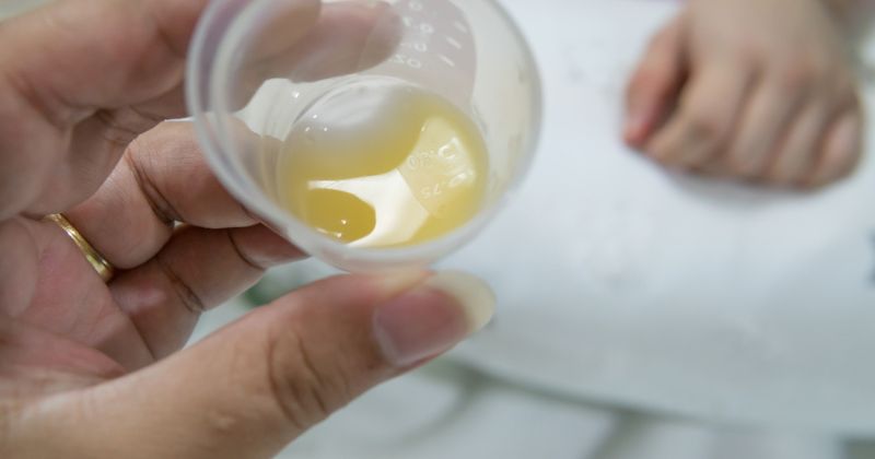 Sữa mẹ có mùi chua có khả năng đã bị hỏng. (Ảnh: Sưu tầm Internet)