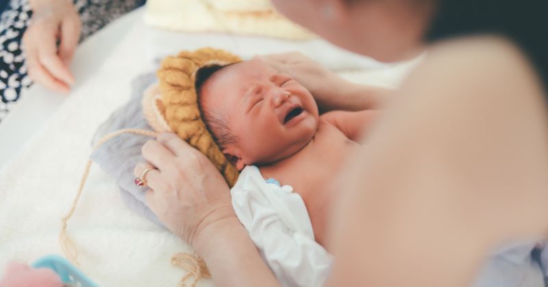 Trẻ bú sữa bị hỏng gây ảnh hưởng đến sức khỏe. (Ảnh: Sưu tầm Internet)