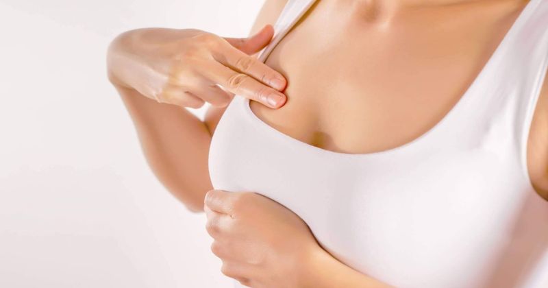 Massage ngực và chườm nóng giúp đánh tan cục cứng hiệu quả. (Ảnh: Sưu tầm Internet)