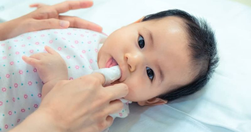 Vệ sinh miệng cho trẻ sau mỗi lần ti cực kỳ cần thiết. (Ảnh: Sưu tầm Internet)