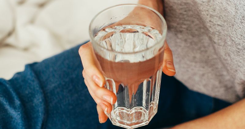 Uống đủ 2-2,5l nước mỗi ngày tốt cho việc tiết sữa. (Ảnh: Sưu tầm Internet)