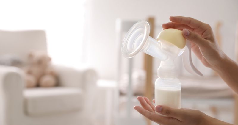 Sữa chuyển tiếp thường có màu trắng đục đặc trưng. (Ảnh: Sưu tầm Internet)