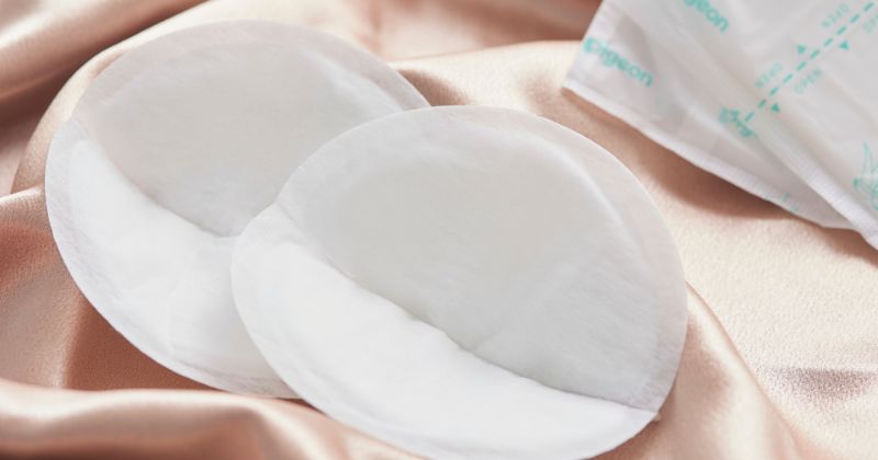 Sử dụng tấm lót sữa giúp giữ vệ sinh bầu ngực. (Ảnh: Sưu tầm Internet)