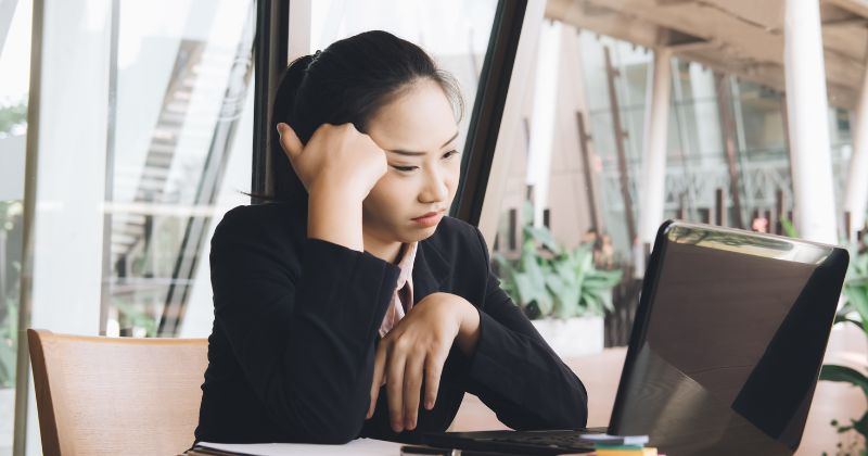 Lao động quá sức khiên sức khỏe của mẹ bị kém đi.  (Ảnh: Sưu tầm Internet)