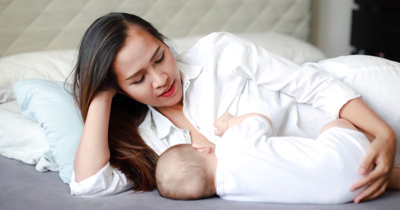 Tinh thần thoải mái giúp chất lượng sữa mẹ tốt hơn. (Ảnh: Sưu tầm Internet)