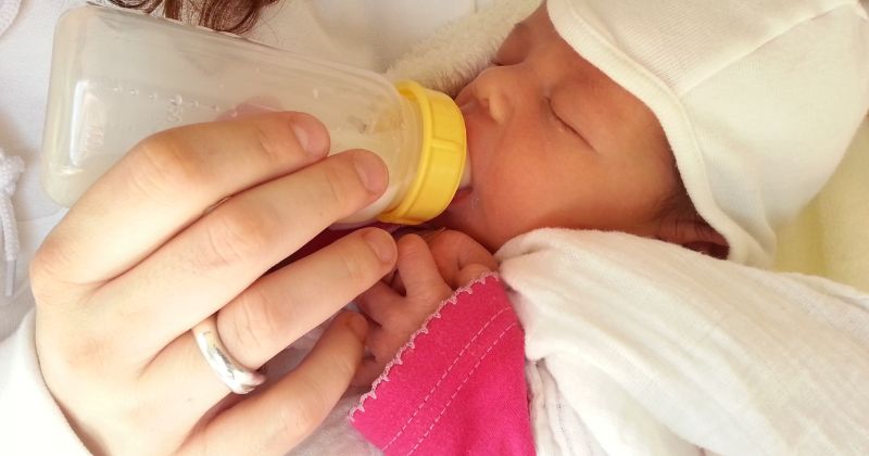 Uống sữa non giúp trẻ phát triển não bộ cực tốt. (Ảnh: Sưu tầm Internet)