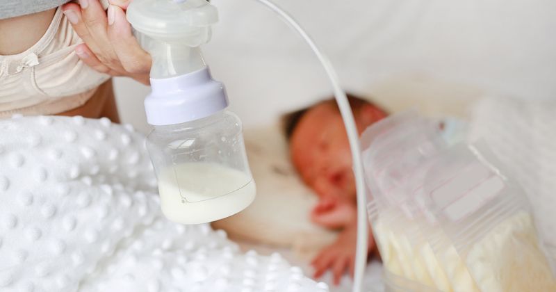 Nếu mẹ bảo quản sữa trong tủ lạnh thì khi cho bé sử dụng cần phải hâm nóng lại (Ảnh: Sưu tầm Internet)