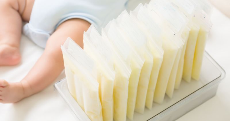 Sữa mẹ sau rã đông có thể sử dụng được khoảng 1 giờ. (Ảnh: Sưu tầm Internet)