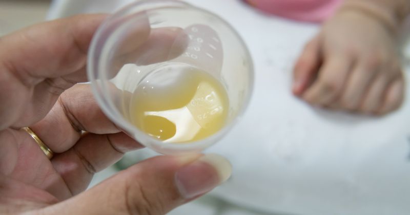 Sữa mẹ có cặn trắng do mẹ uống quá ít nước. (Ảnh: Sưu tầm Internet)