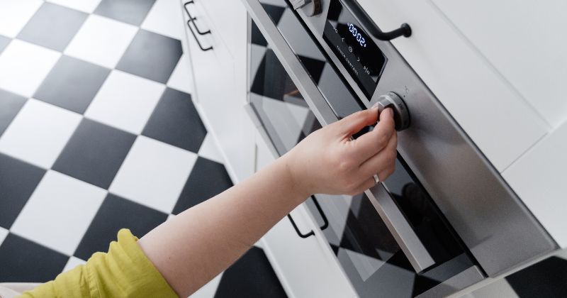 Không rã đông sữa bằng lò vi sóng. (Ảnh: Sưu tầm Internet)