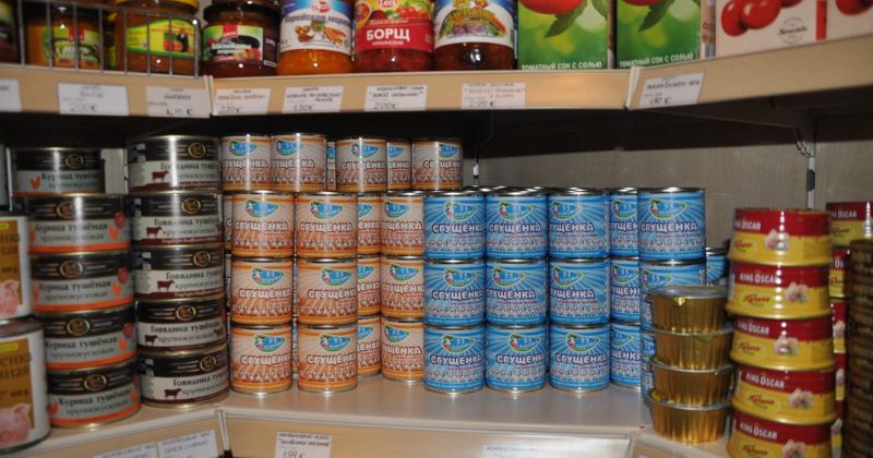 Ăn đồ đóng hợp khiến sữa mẹ có vị mặn hơn. (Ảnh: Sưu tầm Internet)