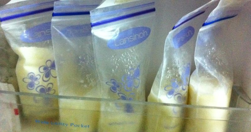 Trộn chung sữa từ nhiều lần hút với nhau gây giảm chất lượng sữa. (Ảnh: Sưu tầm Internet)