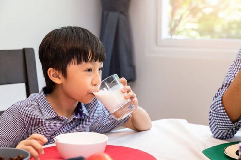 Không cho trẻ uống sữa khi bụng đói. (Ảnh: Internet)