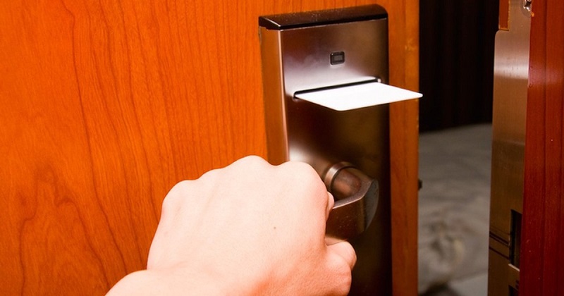 Ba mẹ hãy gõ cửa trước khi vào phòng riêng của con. (Ảnh: Sưu tầm Internet)