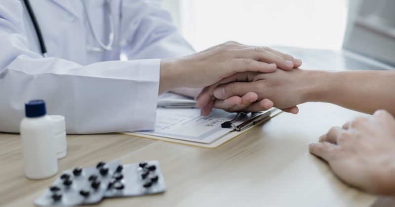 Nhờ đến sự tư vấn, giúp đỡ của bác sĩ (Ảnh: Sưu tầm Internet)