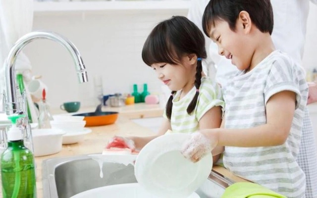 Trẻ lên 10 cần dạy con biết cách tự lập. (Ảnh: Sưu tầm internet)