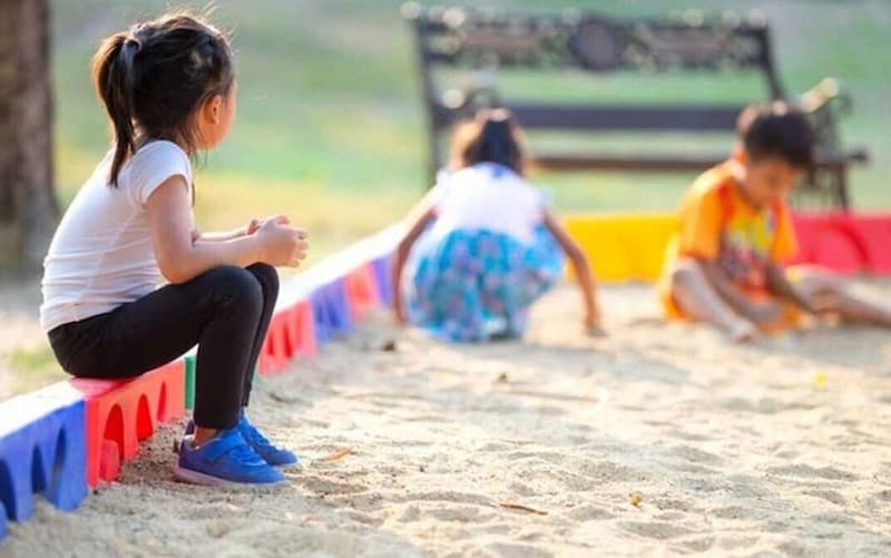 Trẻ 8 tuổi có thể hướng nội hoặc hướng ngoại. (Ảnh: Internet)