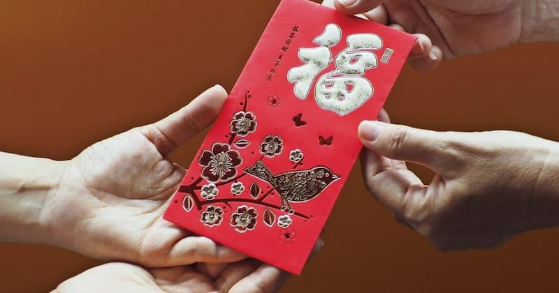 Cho và nhận lì xì Tết bằng cả hai tay để thể hiện sự tôn trọng đối phương (Ảnh: Sưu tầm internet)
