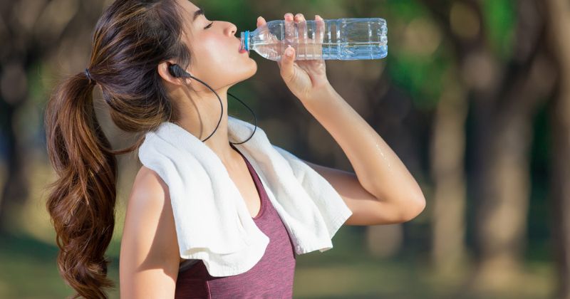 Uống nước giúp làm mềm phân, dễ đi ngoài hơn (Ảnh: Sưu tầm Internet)